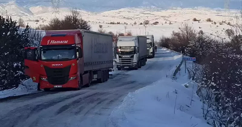 Ardahan’da TIR kaydı, uluslararası yol trafiğe kapandı