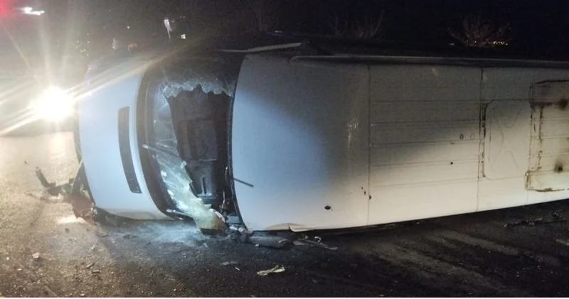 Hatay da otomobil ile minibüsün çarpıştığı kazada 1 kişi öldü, 5 kişi yaralandı