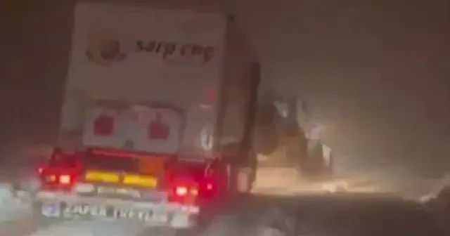 Vatandaşın doğalgazsız kalamaması için bölgede seferberlik ilan edildi: CNG taşıyan TIR lar için halatlarla çekildi VİDEO İZLE