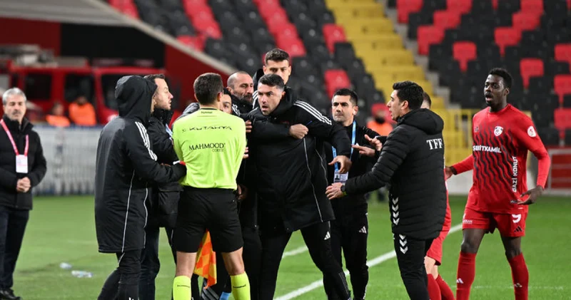 Burak Yılmaz, kırmızı kart için özür diledi Futbol Haberleri