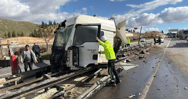 Yön tabelasına çarpan kamyonun kupası koptu Eskişehir Haberleri