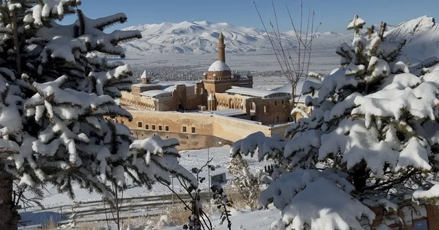 Yoğun kar yağışı tarihi sarayda eşsiz manzaralar oluşturdu Ağrı Haberleri