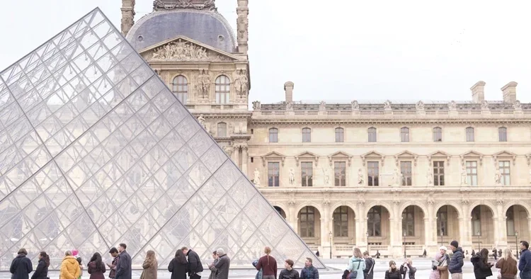 Louvre’un başı yine belada