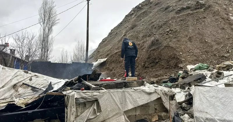 Çatak ta tandır evi çöktü: Babaanne ile torunu yaralandı