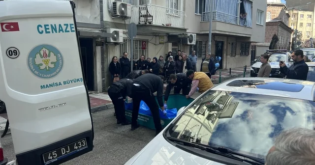 Manisa da 83 yaşındaki koca eşini uyurken öldürdü Tartıştığı eşini yatağında uyurken boğazından bıçakladı Manisa Haberleri