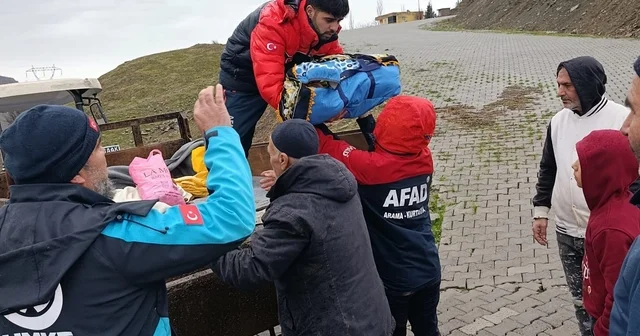 Siirt te fırtına ve sağanak çadırları yıktı: 20 kişi tahliye edildi Siirt Haberleri