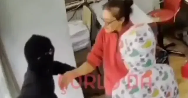 Tekirdağ da esnafın soyguncuları tokatlayarak kovduğu anlar kameraya yansıdı VİDEO İZLE