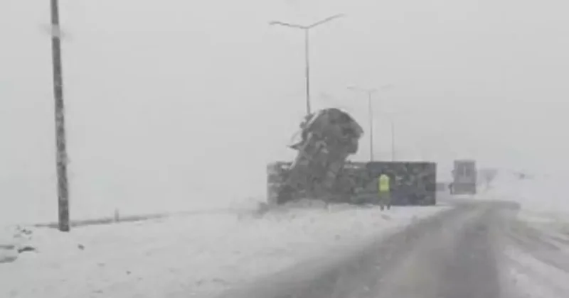 Bitlis’te kontrolden çıkan tır yan yattı