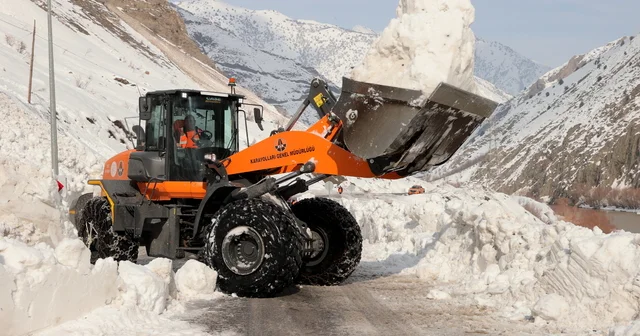 Turuncu yelekliler Hakkari de kesintisiz ulaşım için 100 den fazla çığa müdahale etti Hakkari Haberleri