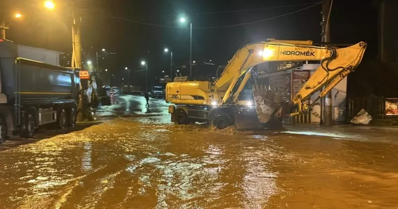 Alanya da Oba çayı taştı, caddeler sular altında kaldı