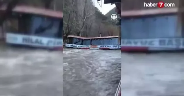 Alanya’daki yoğun yağışlar Dim Çayı nda bulunan bir piknik işletmesine ait köprüyü yıktı!