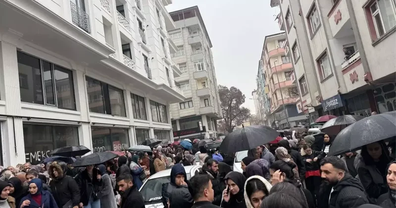 AVM açılışında büyük izdiham! Kent halkı akın etti, yol trafiğe kapandı, ekipler etten duvar ördü