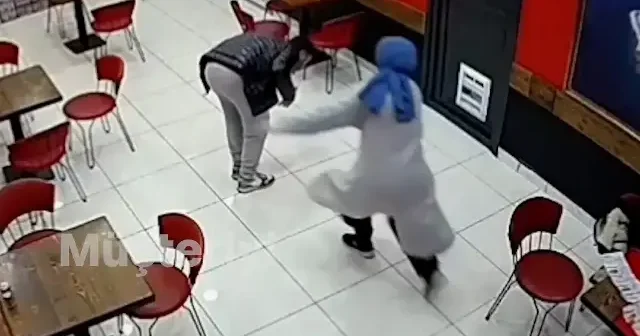 Bayrampaşa da restoranda boğazına yiyecek kaçan müşteri Heimlich manevrasıyla kurtarıldı VİDEO İZLE