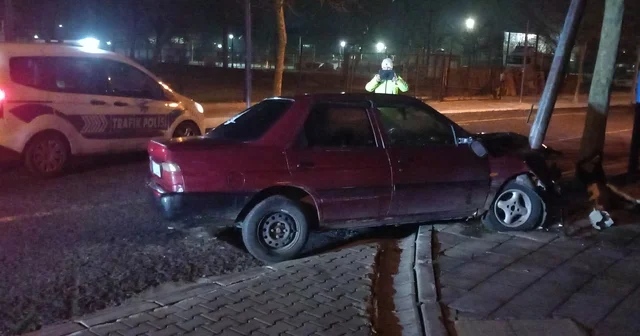 Demir direğe saplandı, hurdaya dönen araç sürücüsü kayıplara karıştı Tekirdağ Haberleri