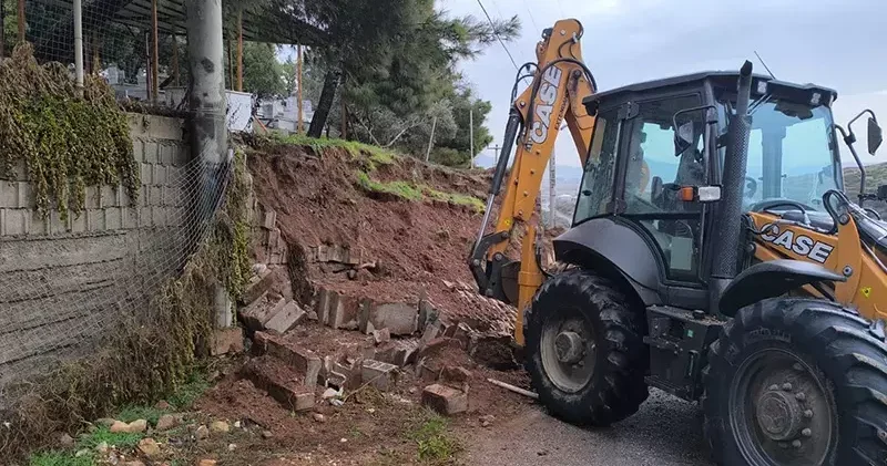 Gaziantep’te sağanak nedeniyle mezarlığın istinat duvarı çöktü