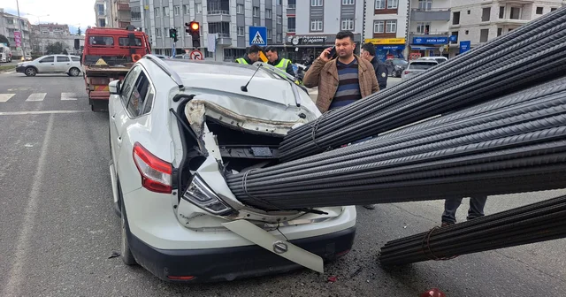 Ani fren yapan kamyonun üzerinden kayan inşaat demirleri, otomobile saplandı Ordu Haberleri