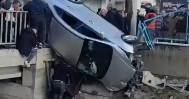 Kaza yapan otomobil köprüde asılı kaldı Mersin Haberleri