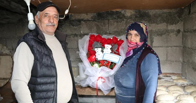 Yarım asırlık eşe tandırda ekmek pişirirken Sevgililer Günü sürprizi Erzurum Haberleri