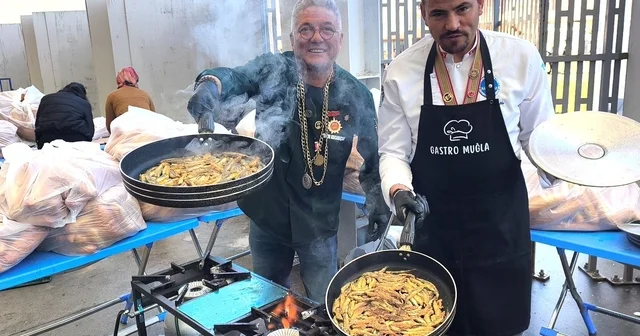 Muğla da Karadeniz rüzgarı: 5 ton hamsi ikram edildi Muğla Haberleri