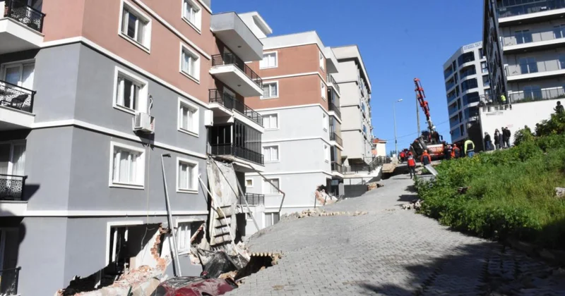 İzmir de istinat duvarı çöktü: 2 bina ve 6 araç hasar gördü