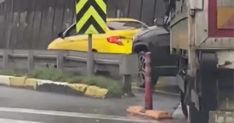 Küçükçekmece de trafikte kaynak tartışması! Otomobil sürücüsü kamyoneti yumrukladı