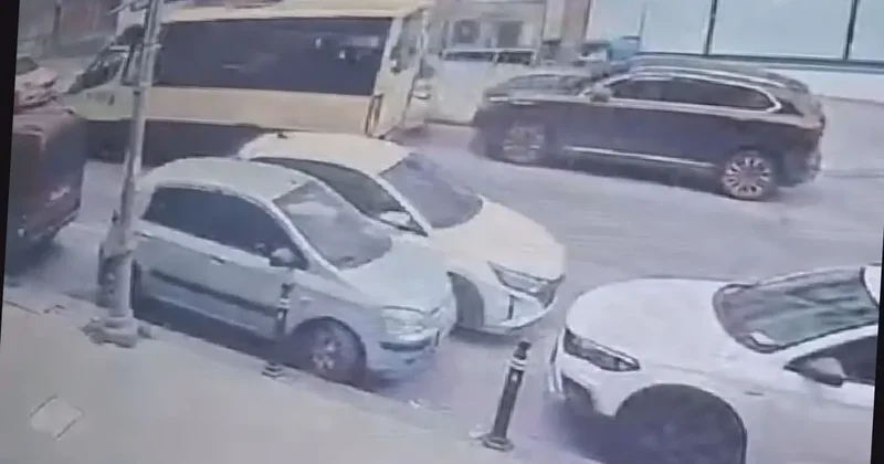 Otomobil park halindeki 2 araca çarptı, sürücü durmayıp kaçtı