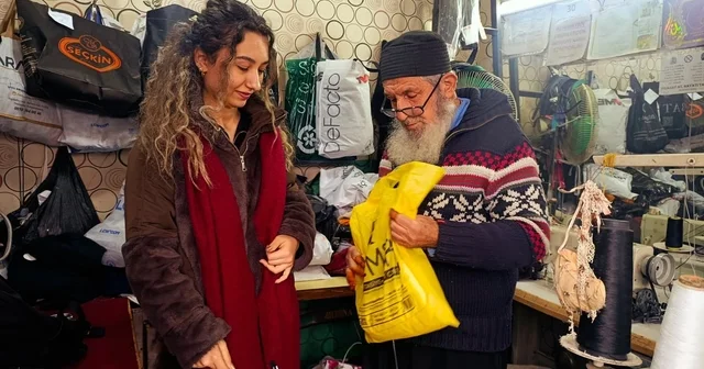 83 lük terzi, ilk günkü aşkla mesleğini sürdürüyor Zeki Müren in de terziliğini yapan Mustafa Kekeç, 71 yıldır işinin başında Kahramanmaraş Haberleri
