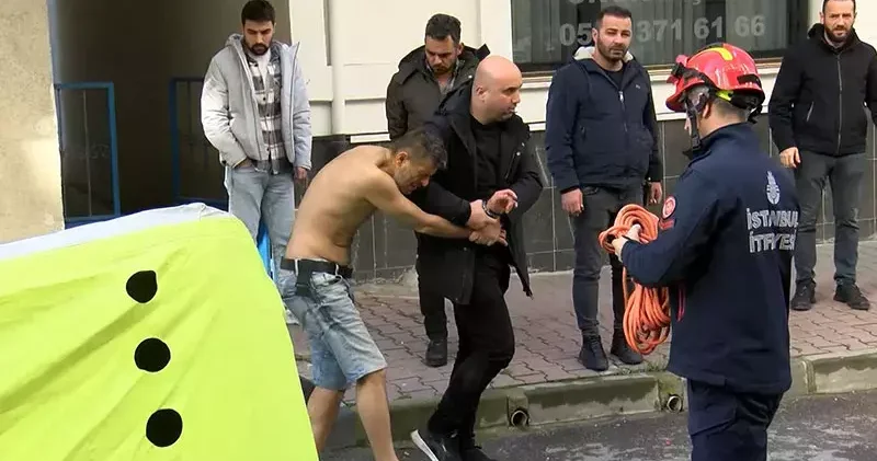 Küçükçekmece de polis gelince kendini eve kilitledi; kapı kırılarak gözaltına alındı