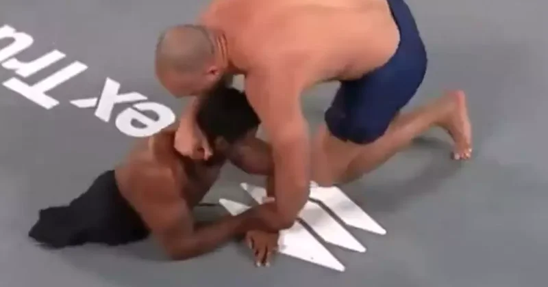 Bacakları olmayan rakibini boğarak pes ettirdi