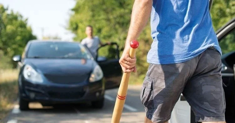 Trafik kavgasında araçtan inen yandı