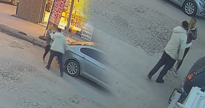 Bir erkek sokak ortasında genç kadına silah çekip tehdit etti