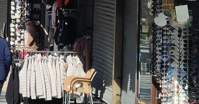 Kuşadası nda kuyumcu soygununa kepenk engeli Kuyumcu sahibinin dikkati soygunu engelledi Aydın Haberleri