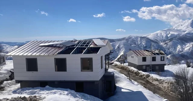 Konutların çatıları şiddetli rüzgara dayanamadı Adıyaman Haberleri
