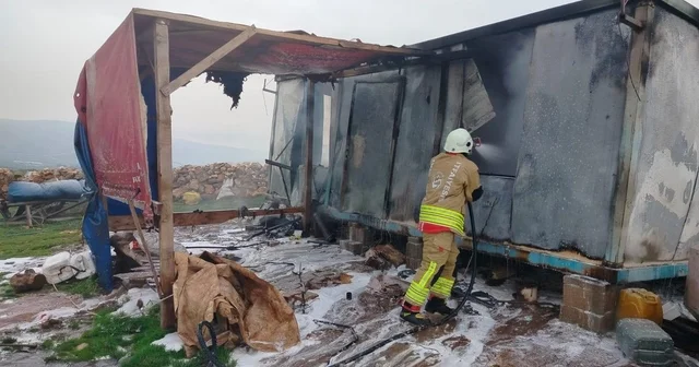 Reyhanlı da alevlere telsim olan konteyner yandı Hatay Haberleri