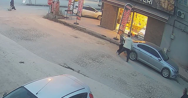 Malatya da birlikte yaşadığı kadını sokak ortasında silahla tehdit etti; o analar kamerada Malatya Haberleri