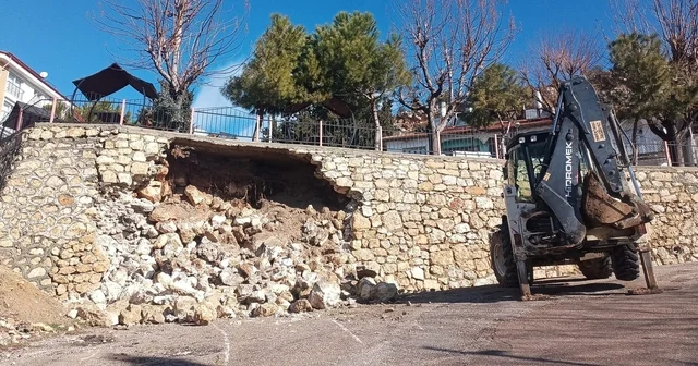 Ermenek te seyir terasının istinat duvarı yıkıldı Karaman Haberleri