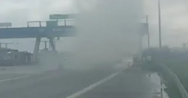 Otoyolda gişelere çarpıp alev alan otomobilin sürücüsü öldü VİDEO İZLE