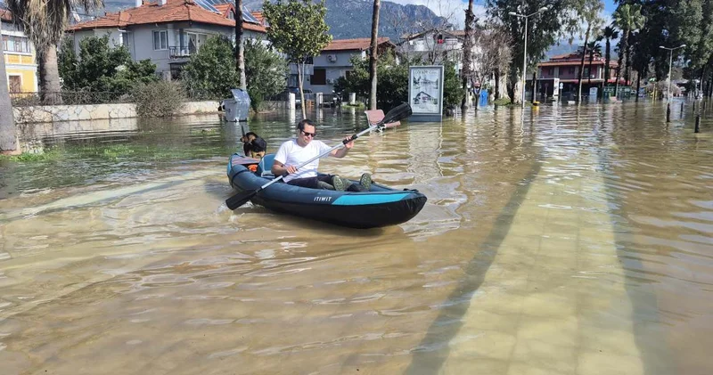 Krizi fırsata çevirdiler: Su altındaki sokaklarda kanoyla gezdiler
