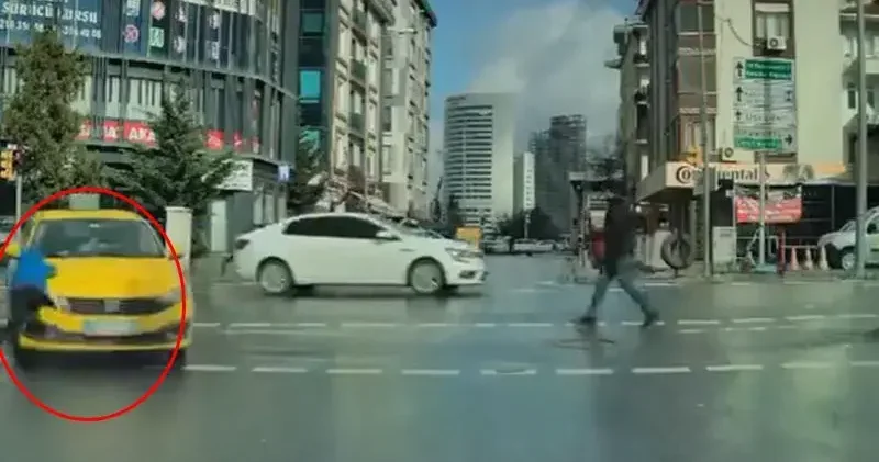 Ümraniye’de yolun karşısına geçmek isteyen çocuğa taksi çarptığı anlar kamerada