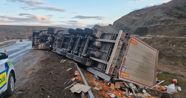 Tır şarampole devrildi, sürücü yara almadan kurtuldu Çorum Haberleri