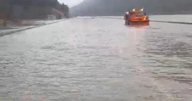 Dün yağan sağanak karayolunu göle döndürdü Yeni Antalya Konya Karayolu yağmur suları nedeniyle ulaşıma kapandı Antalya Haberleri