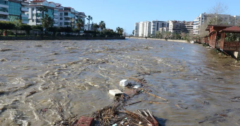 Antalya da büyük sel felaketi! Yollar çöktü, okullar kapatıldı, yüzlerce kişi tahliye edildi...