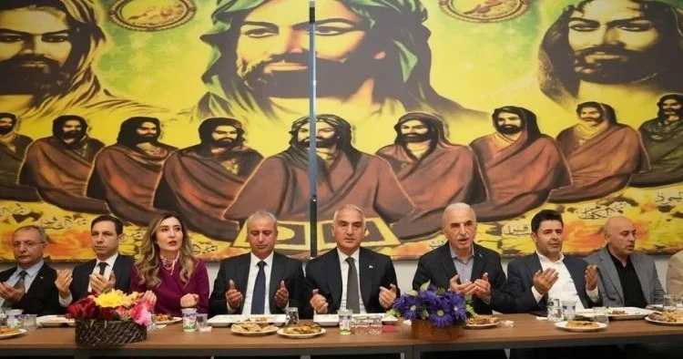 Bakan Ersoy Alevi Bektaşi dedeleri ve canlarla Hızır lokmasında buluştu