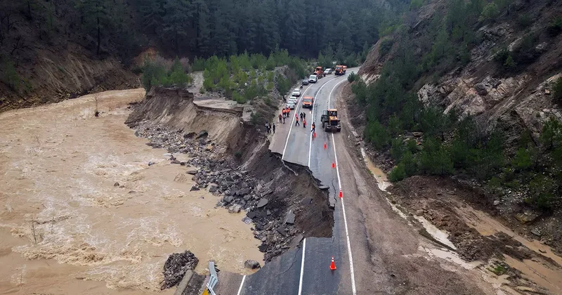 Adana nın Saimbeyli ilçesinde sağanak nedeniyle Feke kara yolu ulaşıma kapandı