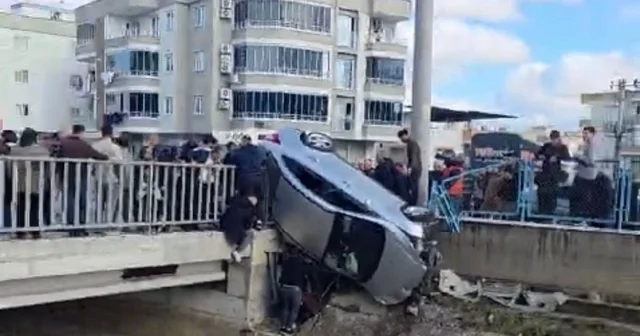 Kaza yapan araç köprünün korkuluklarında asılı kaldı, facia ucuz atlatıldı Mersin in Tarsus ilçesinde köprü üzerinde iki araç çarpıştı, 6 kişi yaralandı Mersin Haberleri
