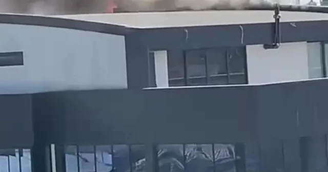 İş merkezinin dış cephesinde yangın çıktı Kocaeli Haberleri