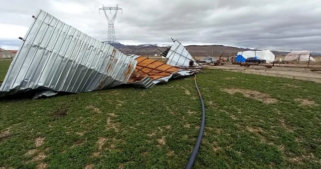 Şiddetli rüzgar ahırın çatısını uçurdu Kayseri Haberleri