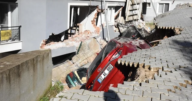 İzmir de toprak kayması; 2 bina ve 7 araç zarar gördü İzmir Haberleri