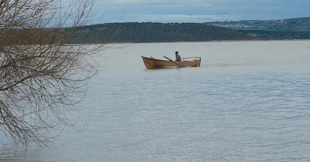 Kuraklıkla boğuşuyordu...Yağışlarla yeniden küçük Venedik oldu Uluabat Gölü nde 10 yıldır görülmeyen oldu 2 bin 600 yıllık tarihi Gölyazı Köyü nü kenarındaki Uluabat Gölü nde su seviyesi 1 metrelerden 10 metreye kadar yükseldi Bursa Haberleri