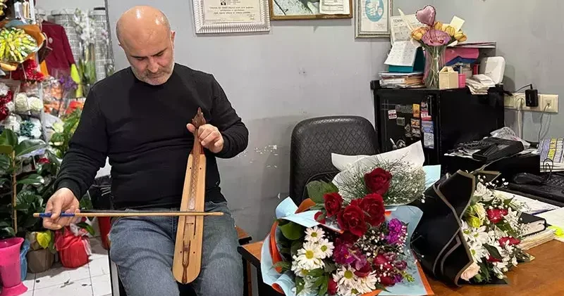Ordulu çiçekçi, 14 Şubat’ta 65 yaş üstüne hem ücretsiz gül veriyor hem kemençe çalıyor